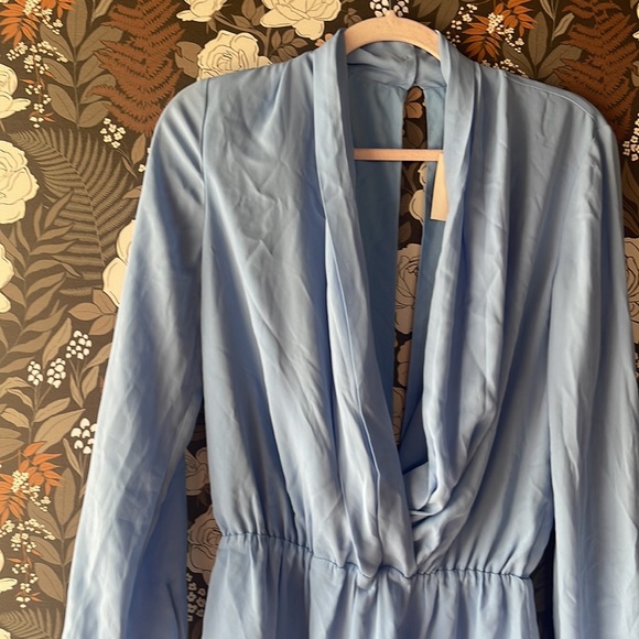 NWT Superdown kaycie drape neck romper in blue size small - Picture 5 of 7